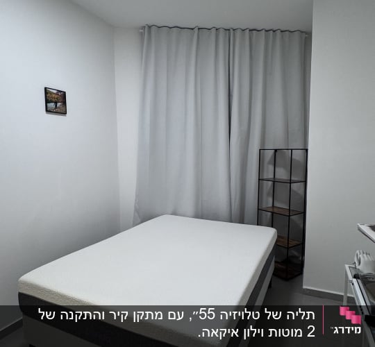 חדר שינה עם מיטה ומדף מתכת
